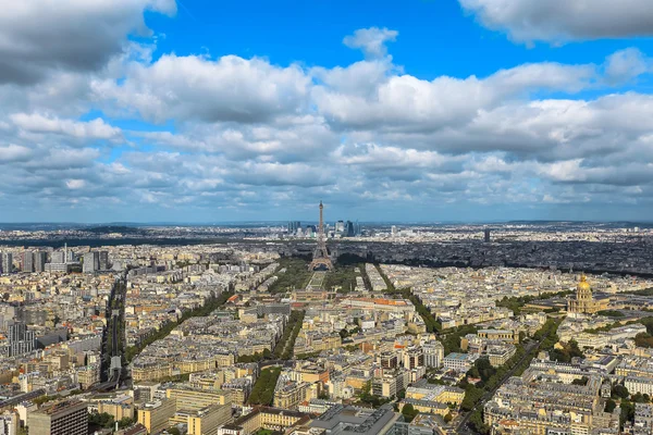Blick auf die Dächer der Stadt Paris und den Eiffelturm — Stockfoto