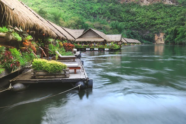 Pływający dom, Kanchanaburi, Tajlandia — Zdjęcie stockowe