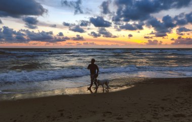 Deniz olarak arka plan üzerinde renkli günbatımı