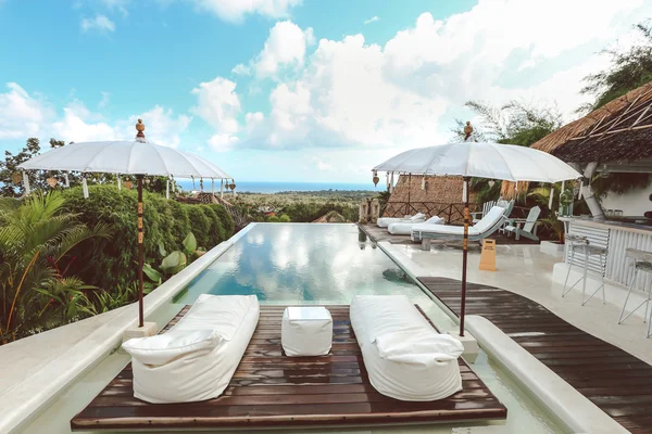 Bali tarzı yüzme havuzu