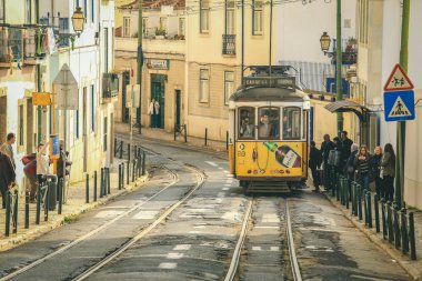  Bir eski geleneksel tramvay Lizbon