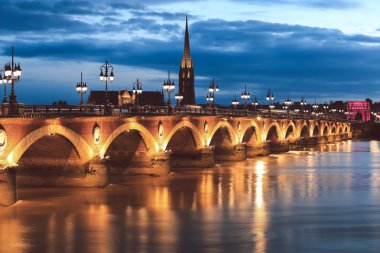 Pont de Pierre bridge St Michel Katedrali, Bordeaux, Fransa ile