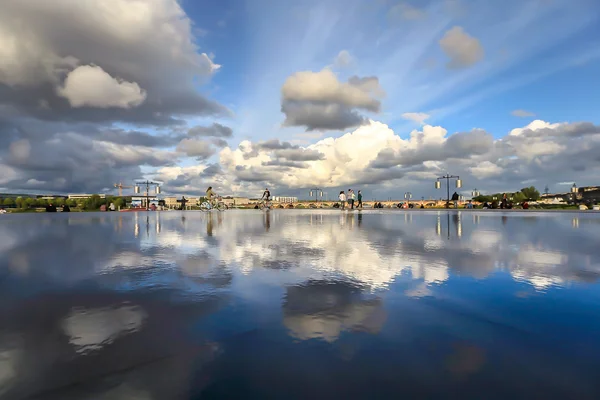 Reflexão de Cloudscape no espelho de água, place de la Bourse em Bordéus — Fotografia de Stock