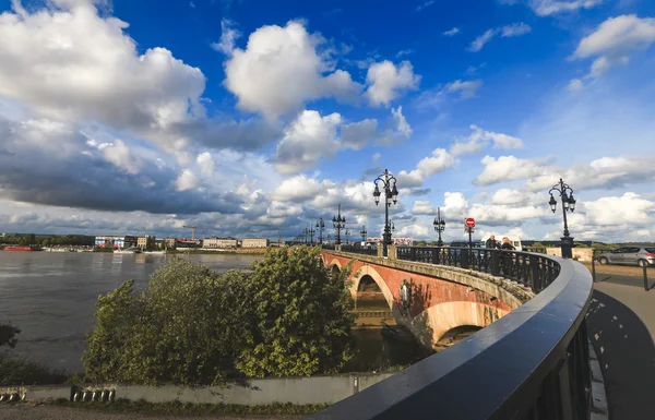 Bordeaux şehrinde Pont de Pierre köprüsünde bulutlu mavi gökyüzü — Stok fotoğraf
