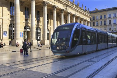 Tramvay Bordeaux Grand tiyatroda tarafından geçiyor