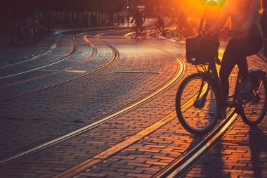 Gün batımı sırasında bisiklet sürme insan bulanık