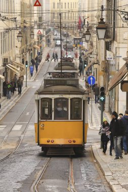 Bir eski geleneksel tramvay, Lizbon