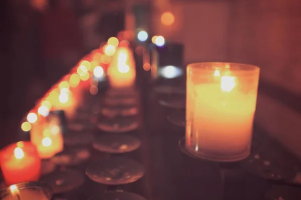 Velas fundo de luz em uma igreja — Fotografia de Stock