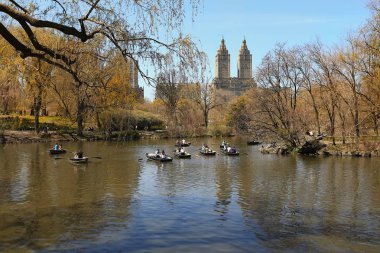 İnsanlar boş zamanlarını Central Park adlı baharda zevk.