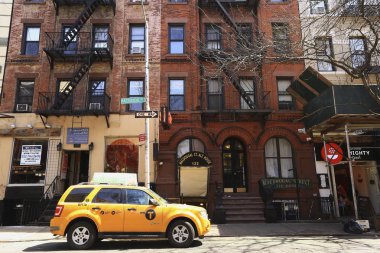  Sarı taksi yakınındaki Greenwich Village'da bulunan eski ikamet önünde park etmiş. 