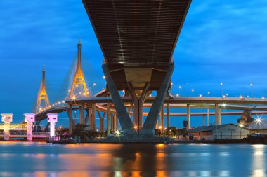 Kral rama 9 köprü alacakaranlıkta, Bangkok