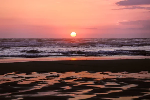 Избирательный фокус на солнце во время заката на море — стоковое фото