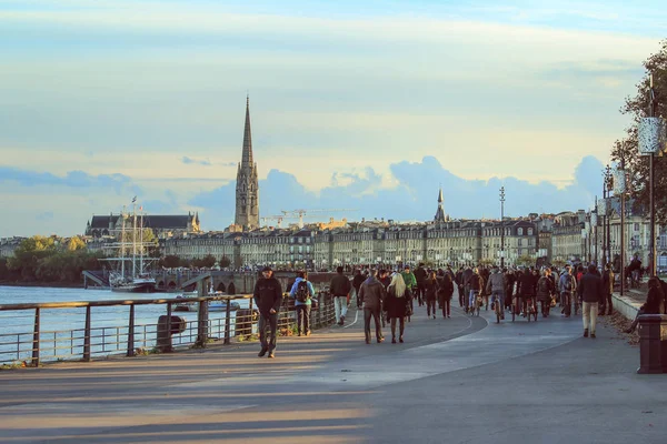 La gente disfruta de la tarde caminando en la orilla del río Garona en Burdeos —  Fotos de Stock