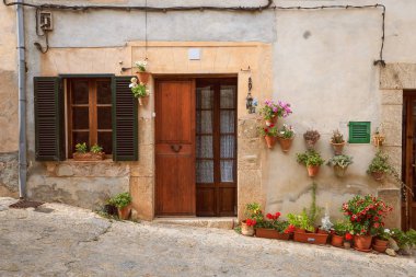 Valldemossa tipik köy cepheler Mallorca Island, İspanya kaplarda bitkiler ile
