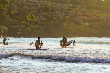 Turistik zevk onların tatil Jimbaran kumsalda gün batımında, Bali, Endonezya
