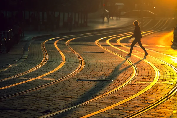 Bulanık kadının tramvay demiryolu üzerinde yürüme sokak fotoğrafçılığı 