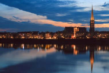 Bu alacakaranlıkta yansıma Garonne Nehri'nin ile Saint Michael görmek 