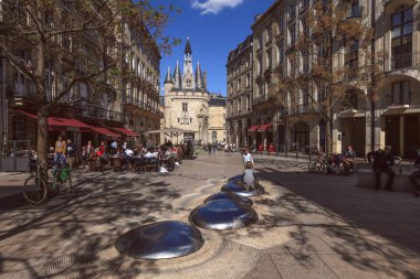 bordeaux şehrinde tarihsel porte cailhau