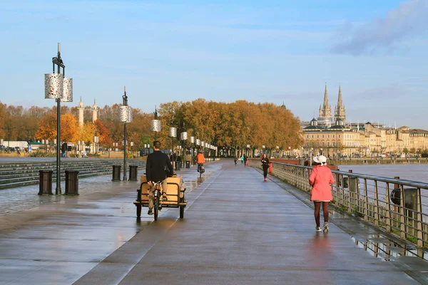 La gente disfruta de la mañana en la orilla del río Garona en la ciudad de Burdeos —  Fotos de Stock