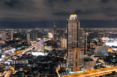 Gece sahne cityscape Tayland Bangkok Metropolis'te adlı gökdelen