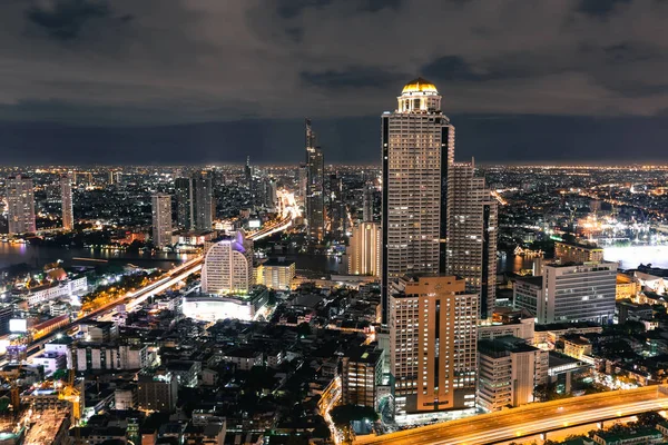 Arranha-céu na paisagem urbana cena noturna em Bangkok metrópole Tailândia — Fotografia de Stock