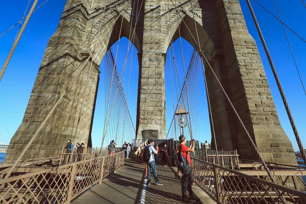 Güzel bir gün, New York Brooklyn Köprüsü üzerinde yürüyen turist dolu — Stok fotoğraf