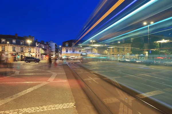 Tráfico de alta velocidad y caminos de luz borrosa desde el tranvía en Burdeos — Foto de Stock