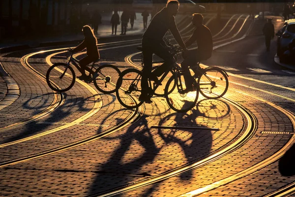 Les gens à vélo pendant le coucher du soleil à — Photo