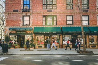 Greenwich Village'da sokak sahne binasında güneş parlama ile