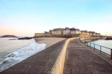 Gecenin Saint-Malo Britanny'i - Fransa fortificated şehrin muhteşem manzarası