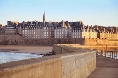 Gecenin Saint-Malo Britanny'i - Fransa fortificated şehrin muhteşem manzarası