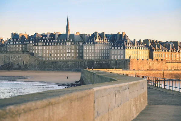 Gran vista en la mañana de la ciudad fortificada de Saint-Malo en Bretaña - Francia —  Fotos de Stock