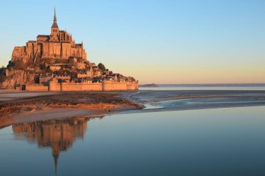 Sabah Normandy - Fransa için Mont Saint Michel ve bu yansıma ışık