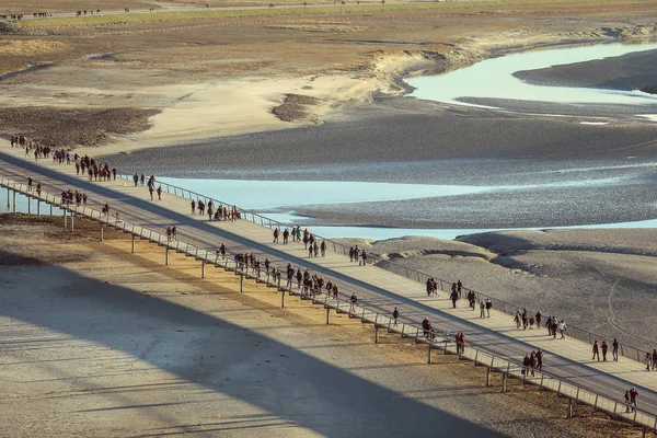 Mont Saint Michel körfezde duvarları üzerinden düşük gelgit sırasında Fransa görüntülemek