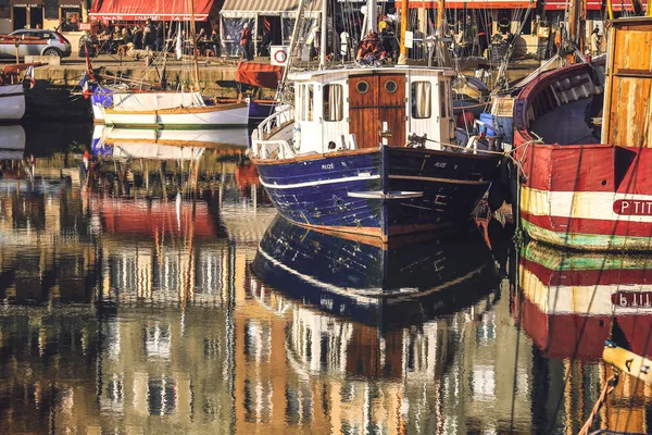 Luz de la mañana en el edificio y barcos con su reflejo — Foto de Stock