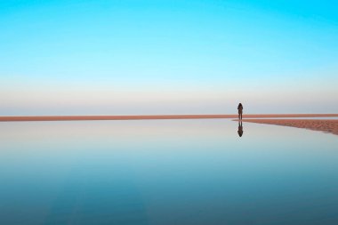 Bu yansıma ile minimalist deniz manzarası 