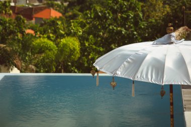 Bali, Endonezya havuzda antrenmanlarına yukarıda gelenekleri şemsiye yarısı