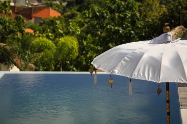 Bali, Endonezya havuzda antrenmanlarına yukarıda gelenekleri şemsiye yarısı