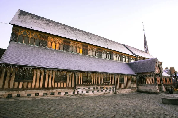 옹 플 뢰 르에서 세인트-캐서린의 교회 — 스톡 사진