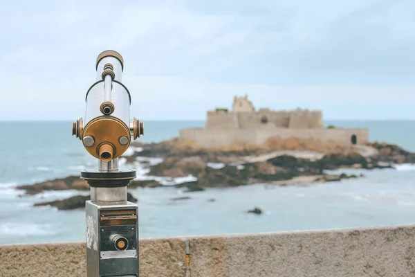Télescope et vue depuis la ville corsaire de Saint-Malo — Photo