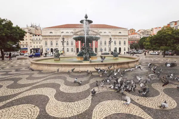 飛び回るハトを持つリスボンのロシオ広場. — ストック写真