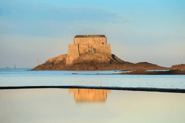 Gün ışığına Fort Ulusal 's Saint-Malo yansıma ile