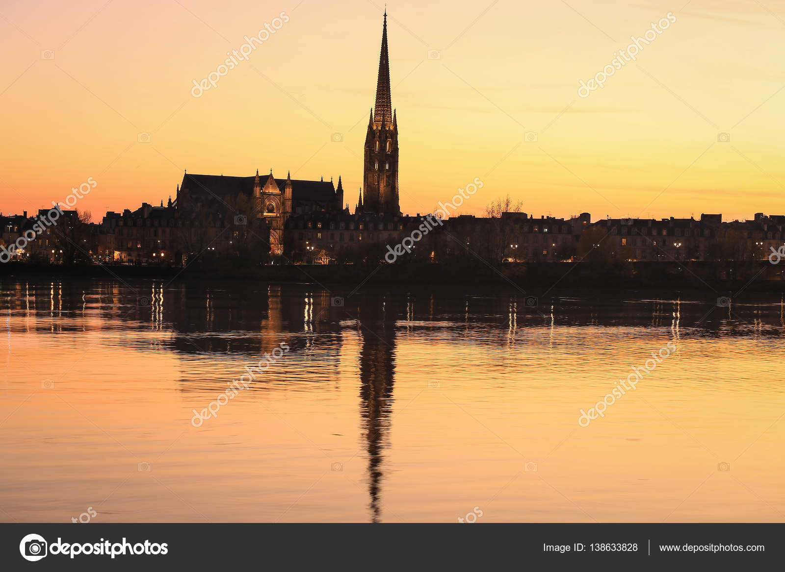 Coucher De Soleil à Léglise St Michael Avec Sa Réflexion à