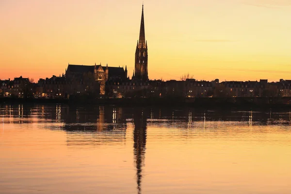 Tramonto alla chiesa di San Michele con il suo riflesso a Bordeaux, Francia — Foto Stock