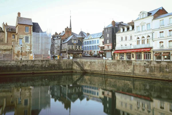 Widok na budynki z jego odbicie w porcie Honfleur — Zdjęcie stockowe