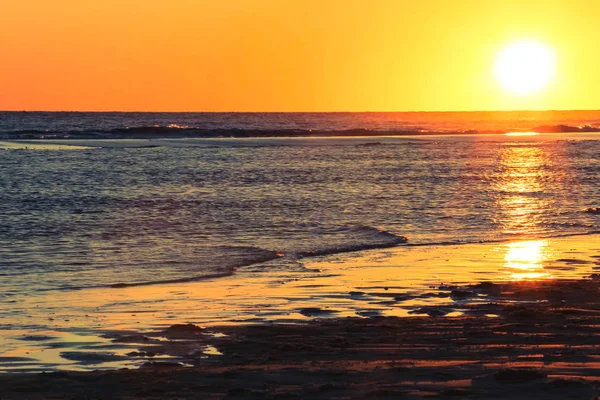 Západ slunce na pláži s kopií prostoru ve stylu vintage, zrno texturu použít — Stock fotografie