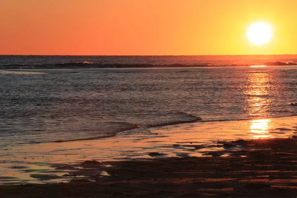 Tramonto sfocato sulla spiaggia per sfocato backgroud — Foto Stock