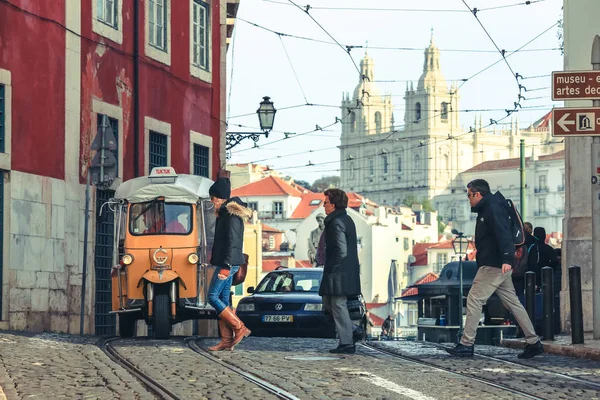 : Lizbon arka kapısı yol ve Tuk-tuk turist ile sokak sahne.