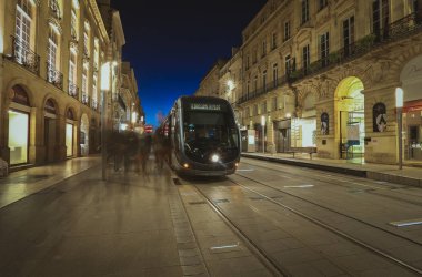  tramvay, şehir merkezinde bulanık hareket halinde yürüyen insanlarla geçiyor 