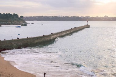 St Malo, Brittany, Fransa liman duvarlarına görünümü deniz feneri. Uzun pozlama uygulamak